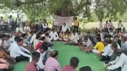 पैडेपुर ग्राम में जिला पंचायत सदस्य की अध्यक्षता में ग्रामीणों ने पानी की समस्या को लेकर किया धरना प्रदर्शन