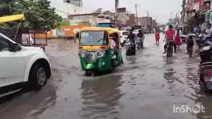औरैया: दिबियापुर कस्बे में झमाझम बारिश से जलमग्न हुई सड़कें, भीषण गर्मी से लोगों को मिली बड़ी राहत