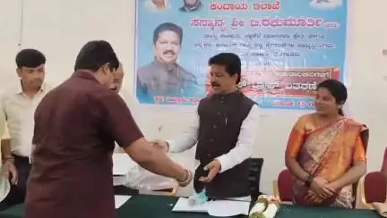 ಚಳ್ಳಕೆರೆ: ನಗರದ ತಾ.ಕಚೇರಿ ಸಭಾಂಗಣದಲ್ಲಿ ಗ್ರಾಮಲೆಕ್ಕಾಧಿಕಾರಿಗಳಿಗೆ ಲ್ಯಾಬ್ ಟ್ಯಾಪ್ ವಿತರಿಸದ ಶಾಸಕ ಟಿ.ರಘುಮೂರ್ತಿ