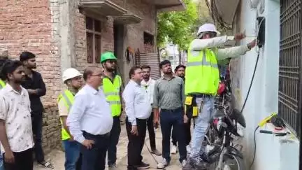 घोसी: घोसी के बड़ागांव में लगाए जा रहे स्मार्ट मीटर, उपभोक्ताओं को मिलेगा रियल टाइम लाभ