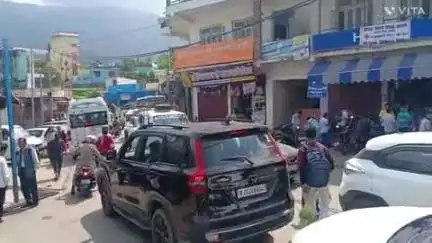द्वाराहाट: यात्रा मार्ग पर बढ़ती यात्रियों की आमद से द्वाराहाट में वाहनों का लगातार जाम, आम जनता हो रही परेशान