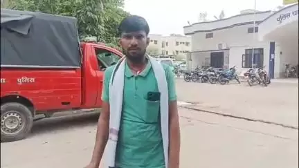 सेमरिया चौराहा बसस्टैंड पर दबंग ने बस में चढ़कर क्लीनर से की मारपीट, घायल क्लीनर ने थाने में दर्ज कराई रिपोर्ट