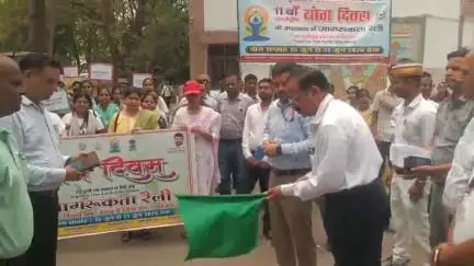 उन्नाव: उन्नाव जिला कलेक्ट्रेट से निकाली गई 11वें अंतर्राष्ट्रीय योग दिवस की जागरूकता रैली, DM गौरांग राठी ने दिखाई हरी झंडी