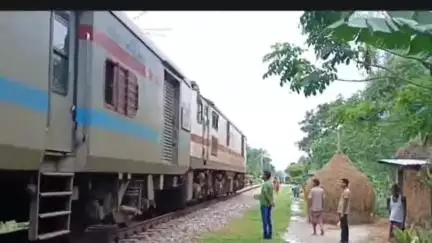 দিনহাটা ২: ফলিমারী রেল স্টেশন সংলগ্ন বানিদাস এলাকায় হঠাৎ দাঁড়িয়ে পড়ল উত্তরবঙ্গ এক্সপ্রেস ট্রেন