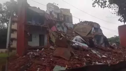 आदित्यपुर गम्हरिया: गम्हरिया टीजीएस कॉलोनी में टायो रोल्स कंपनी की जर्जर इमारत ढही, कोई हताहत नहीं