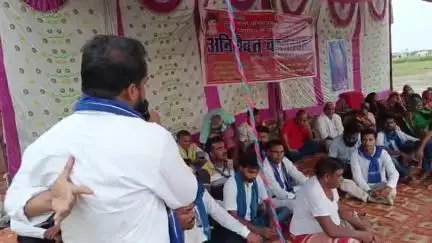 चंदौली: रेउसा में भारतमाला परियोजना के भूमि अधिग्रहण पर भारी असंतोष,ग्रामीणों का अनिश्चितकालीन धरना जारी ।।।
शैलेश कुमार भावी प्रत्याशी जिला पंचायत सदस्य विकासखंड चकिया सेक्टर नंबर 3
अनिश्चितकालीन धरने को आजाद समाज पार्टी अपना समर्थन दिया ।