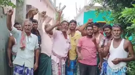 হরিশ্চন্দ্রপুর ১: রশিদাবাদ এলাকায় অঙ্গনওয়াড়ি কেন্দ্রের বিরুদ্ধে বিক্ষোভ প্রদর্শন করলেন এলাকার অভিভাবকরা