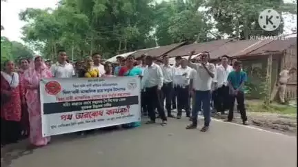 ডুমডুমা: ফিল'বাৰী আঞ্চলিক ছাত্ৰ সন্থাৰ উদ্যোগত বহিঃৰাজ্যত কৰ্মৰ সন্ধানত গৈ নিখোজ হোৱা যুৱকৰ উদ্ধাৰৰ দাবীত ফিল'বাৰীত পথ অৱৰোধ