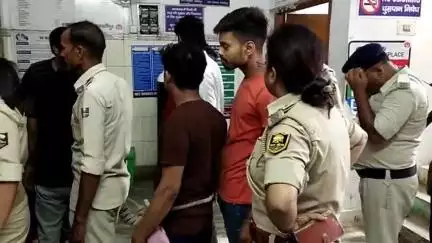 समस्तीपुर: अंगार चौक पर पुलिस ने वाहन जांच में कोडिंग मिश्रित सिरप व नगदी के साथ सात लोगों को किया गिरफ्तार