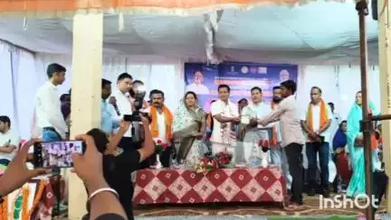 उदयपुर धरमजयगढ़: धरती आबा जनजातीय ग्राम उत्कर्ष अभियान के अंतर्गत ग्राम आमापाली में शिविर का हुआ आयोजन