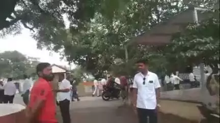 मालेगाव: पंचायत समितीच्या बीडीओवर पैसे उधळणाऱ्या सरपंचावर तक्रारीवरून अदखलपात्र पोलिसांत गुन्हा दाखल