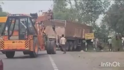 कैसरगंज: जरवल रेलवे स्टेशन के पास डीसीएम और डंपर की जोरदार टक्कर, हादसे में ड्राइवर की हुई मौत