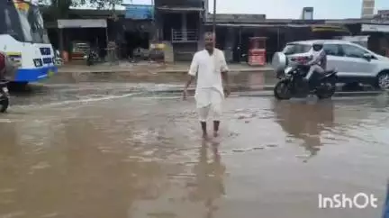 एत्मादपुर: आगरा अलीगढ़ हाईवे पर जलभराव बना बड़ी समस्या, नारकीय जीवन जीने को मजबूर खंदौली वासी #jansamasya