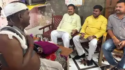 नौगढ़: भाजपा जोगिया मंडल अध्यक्ष के मार्गदुर्घटना में चोटिल होने पर भाजपा जिलाध्यक्ष ने उनके आवास जाकर जाना कुशलक्षेम