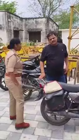 दतिया नगर: ट्रैफिक पुलिस ने नगर में बिना नंबर प्लेट के चल रहे तीन पहिया वाहनों को पकड़ने के लिए चलाया अभियान