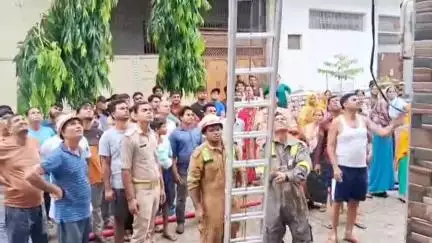 शिकोहाबाद: मेला वाले बाग में मंडी सचिव सिरसागंज के घर पर शॉर्ट सर्किट से लगी भीषण आग, दमकल की दो गाड़ियां पहुंचीं मौके पर