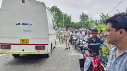 कोचाधामन: डीबी-50 सड़क पर बिशनपुर बस्ती के पास पेड़ की टहनी गिरने से यातायात बाधित