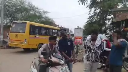 दमोह: मानस पाठ में नाली की समस्या से परेशान वार्डवासियों ने कंकाली माता चौराहा पर किया चक्का जाम, बने जाम के हालत #jansamasya