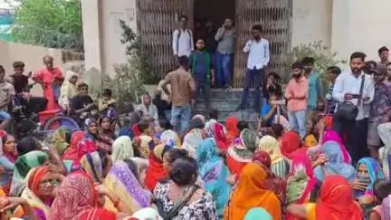 फिरोज़ाबाद: पचवान कॉलोनी में बिजली कटौती से परेशान लोगों ने मथुरा नगर स्थित बिजली घर पर महिलाओं ने जमकर किया धरना प्रदर्शन