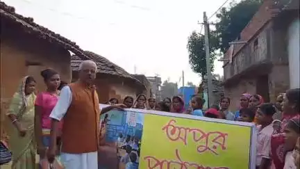 बलियापुर: बलियापुर के अमझर गांव में झारखंड बांग्ला भाषा समिति ने बच्चों को 'वर्ण परिचय' किताब बांटी