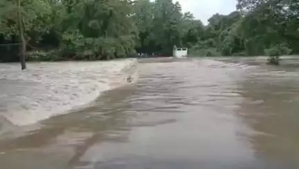 বরাবাজার: নেংসাই নদীর সেতুর উপর বইছে বিপদসীমার উপর জল, পারাপার করতে গিয়ে জলের তোড়ে ভেসে গেল এক বৃদ্ধ