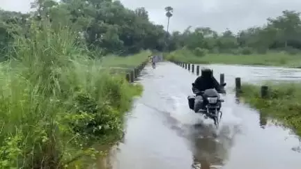 দুবরাজপুর: শাল নদীর জল ঢুকে কজওয়ে বিপর্যস্ত, ঝুঁকি নিয়ে চলাফেরা করছেন বেলসাড়া ও মেজে গ্রামের মানুষ