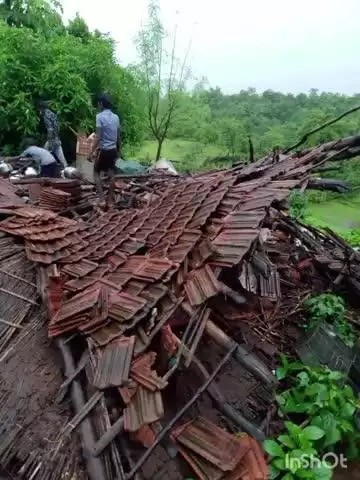 रोहा: वादळी पावसामुळे खरबाची वाडी येथे रात्री घर कोसळले , एकाच कुटुंबातील ५ जण सुदैवाने वाचले