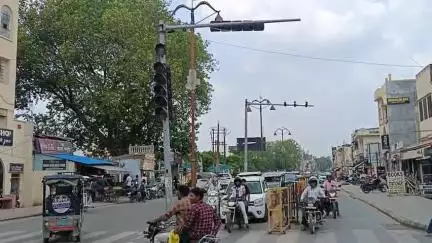 ट्रैफिक सिग्नल टाइमिंग से बढ़ा रिकाबगंज चौराहे पर जाम, व्यापारियों और राहगीर हो रही परेशान #Jansamasya