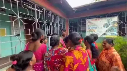 খোয়াই: খোয়াই আশারামবাড়ি দ্বাদশ বিদ্যালয়ের প্রাথমিক বিভাগের শিক্ষক বদলির প্রতিবাদে স্কুলে তালা ঝুলালো গ্রামবাসীরা