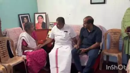 തിരുവല്ല: വിമാന അപകടത്തിൽ മരിച്ച രഞ്ജിതയുടെ പുല്ലാടുള്ള വീട്ടിൽ മന്ത്രി സജി ചെറിയാൻ സന്ദർശനം നടത്തി