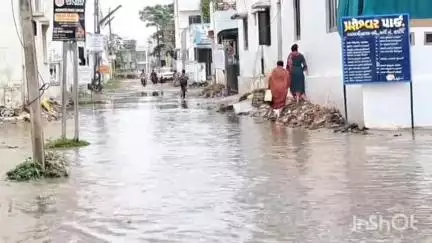 હિંમતનગર: હિંમતનગર શહેરમાં વરસેલા વરસાદને લઈ નિચાણવાળા વિસ્તારમાં ભરાયું પાણી:પાલિકાની નિષ્ક્રિયતાને લઈ સ્થાનિકો પરેશાન#jansamasya