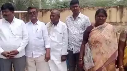 వెంకటాపురంలో సీఎం రిలీఫ్ ఫండ్ చెక్కులను లబ్ధిదారులకు పంపిణీ చేసి నూతన ఎమ్మార్వో తో సమావేశమైన ఎమ్మెల్యే పరిటాల సునీత