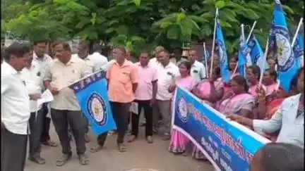 திருப்பூர் தெற்கு: பல்லடம் சாலை மாவட்ட கலெக்டர் அலுவலகம் முன்பாக கோரிக்கைகளை வலியுறுத்தி மறியல் போராட்டத்தில் ஈடுபட்ட அரசு ஊழியர் சங்கத்தினர் கைது
