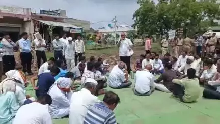 दर्यापूर: रस्त्याच्या दयनीय अवस्थेबाबत व राज्यमार्गाचा दर्जा मिळण्यासाठी मार्गहक्क समितीचे कापूसतळणी येथे रस्ता रोको आंदोलन