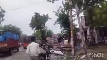 जसराना: बछगांव चौराहे पर बेकाबू ट्रक ने पेड़ और बिजली के पोल में मारी टक्कर, रास्ता हुआ बंद, पुलिस ने खुलवाया
