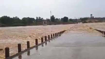 रनियां: जापुत गांव के पास कारो नदी में बारिश से जलस्तर बढ़ा, आवागमन बाधित