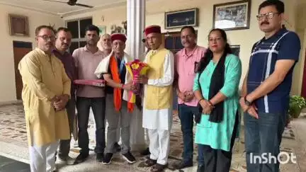हमीरपुर: विश्व मास्टर गेम्स में गोल्ड जीतकर लौटे रणबीर ठाकुर, पूर्व सीएम धूमल से लिया आशीर्वाद