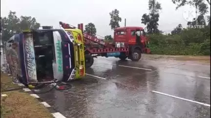 बरकट्ठा: गोरहर पांतीतीरी के पास कोलकाता से आ रही सियाराम बस दुर्घटनाग्रस्त, 3 यात्री घायल