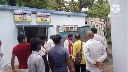 नवादा: मड़हल के समीप सड़क दुर्घटना में बस खलासी की मौत, पुलिस ने पोस्टमार्टम के बाद परिजनों को सौंपा शव
