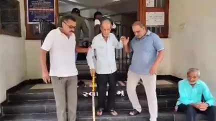 દિવાનપરા વિસ્તારમાં રહેતા વૃદ્ધને શખ્સે માર મારી ધમકી આપતા ગંગાજળિયા પોલીસ પથક ખાતે ફરિયાદ નોંધાવવા પહોંચ્યા