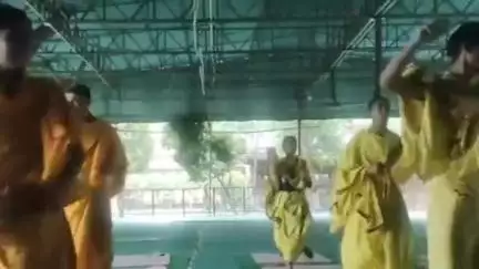 महावन: 21 जून को होने वाले अंतरराष्ट्रीय योग दिवस को सफल बनाने के लिए रमन रेती आश्रम में की जा रही योगाभ्यास की तैयारियां