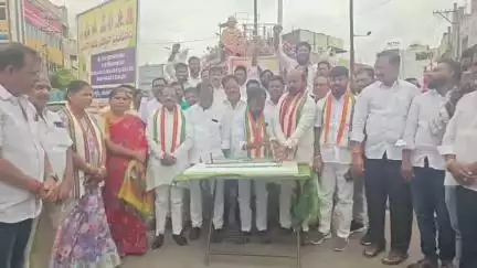 సిరిసిల్ల: పట్టణ కాంగ్రెస్ ఆధ్వర్యంలో గాంధీ చౌక్‌లో కాంగ్రెస్ అగ్రనేత రాహుల్ గాంధీ జన్మదిన వేడుకలు