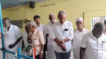 வேடசந்தூர்: கடைவீதி மாரியம்மன் கோவிலில் ராகுல்காந்தி பிறந்தநாளை முன்னிட்டு சிறப்பு அபிஷேகம்