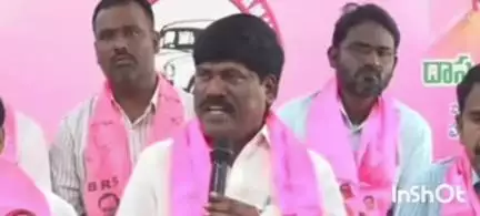 నర్సంపేట: బాలసముద్రంలో ఉన్న బీఆర్ఎస్ కార్యాలయంలో నర్సంపేట మాజీ ఎమ్మెల్యే పెద్ది సుదర్శన్ రెడ్డి సమావేశం