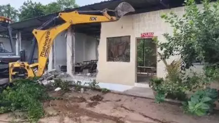 సిర్పూర్ టి: కాగజ్ నగర్ పట్టణంలో అక్రమ కట్టడాలపై అధికారుల కొరడా, నాలాపై నిర్మించిన కట్టడాలను కూల్చివేసిన అధికారులు