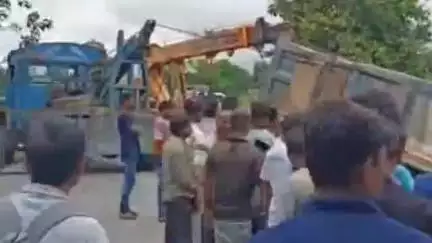 মাথাভাঙা ২: রামঠেঙ্গা সংলগ্ন এলাকায় নিয়ন্ত্রণ হারিয়ে রাস্তার ধারে ডাম্পার উল্টে আহত দুই