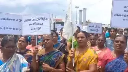 அவிநாசி: அவிநாசி புதிய பேருந்து நிலையம் முன்பாக கூலிக்கு நெசவு செய்யும் விசைத்தறி உரிமையாளர்கள் கூட்டமைப்பு சார்பில் ஆர்ப்பாட்டம் நடைபெற்றது
