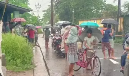 মানবাজার ২: গ্রামে বিদ্যুৎ সরবরাহের দাবিতে রাস্তায় বাঁশ বেঁধে পথ অবরোধ বড় মামড়ো গ্রামের বাসিন্দাদের