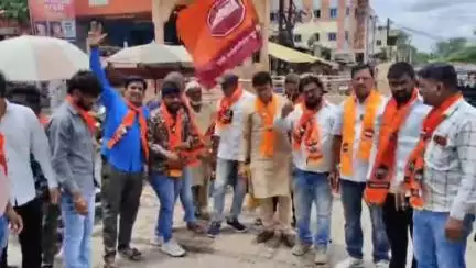 जालना: हिंदी सक्ती विरोधात मनसे आक्रमक, 
जालन्यात बस स्टँड परीसरात हिंदी भाषा सक्तीच्या जीआरवर काळी शाई टाकून जीआरची केली होळी