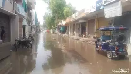 मिर्ज़ापुर: जलकल कार्यालय के बाहर लालडिग्गी में सड़क बनी तालाब, वीडियो आया सामने